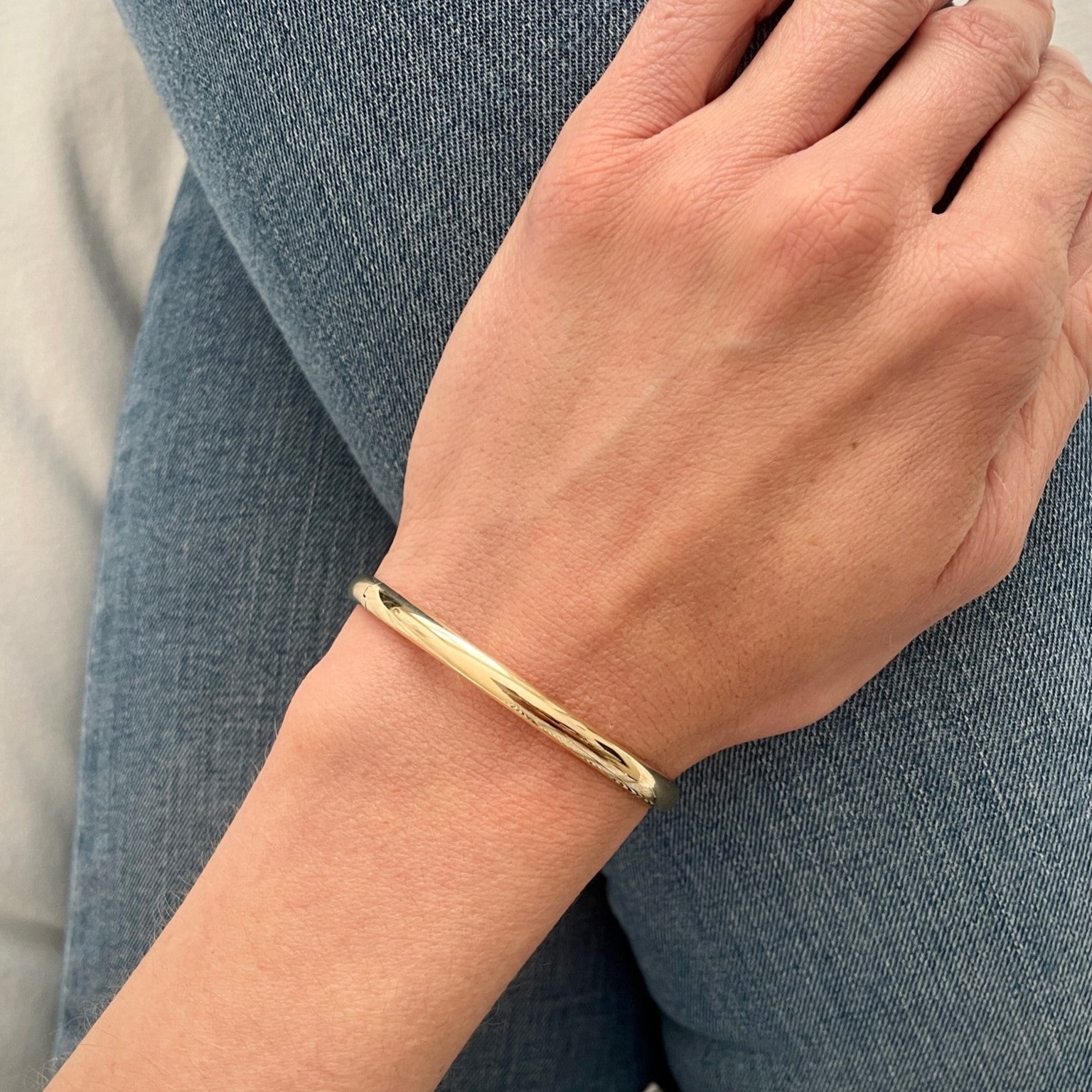 10K YELLOW GOLD BANGLE BRACELET