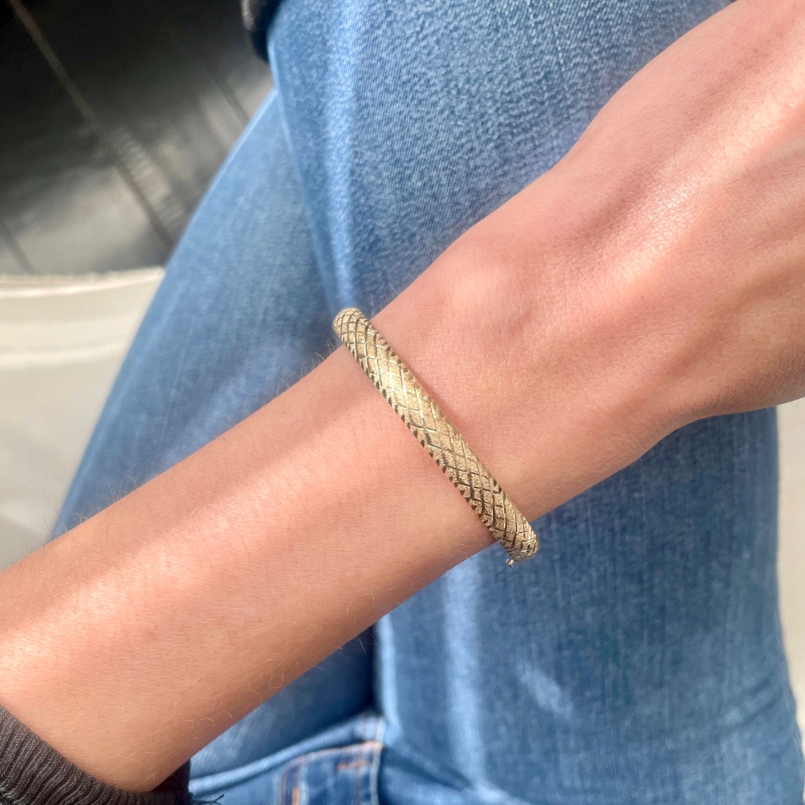 14K Yellow Gold 6mm Diamond-Cut X-Pattern Hinged Bangle Bracelet