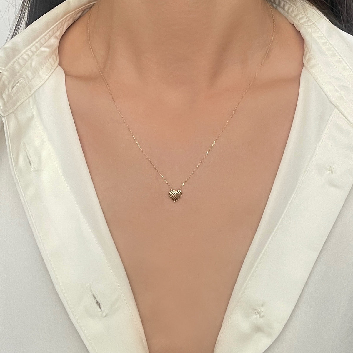 14K Gold Dainty Textured Heart Chain Necklace