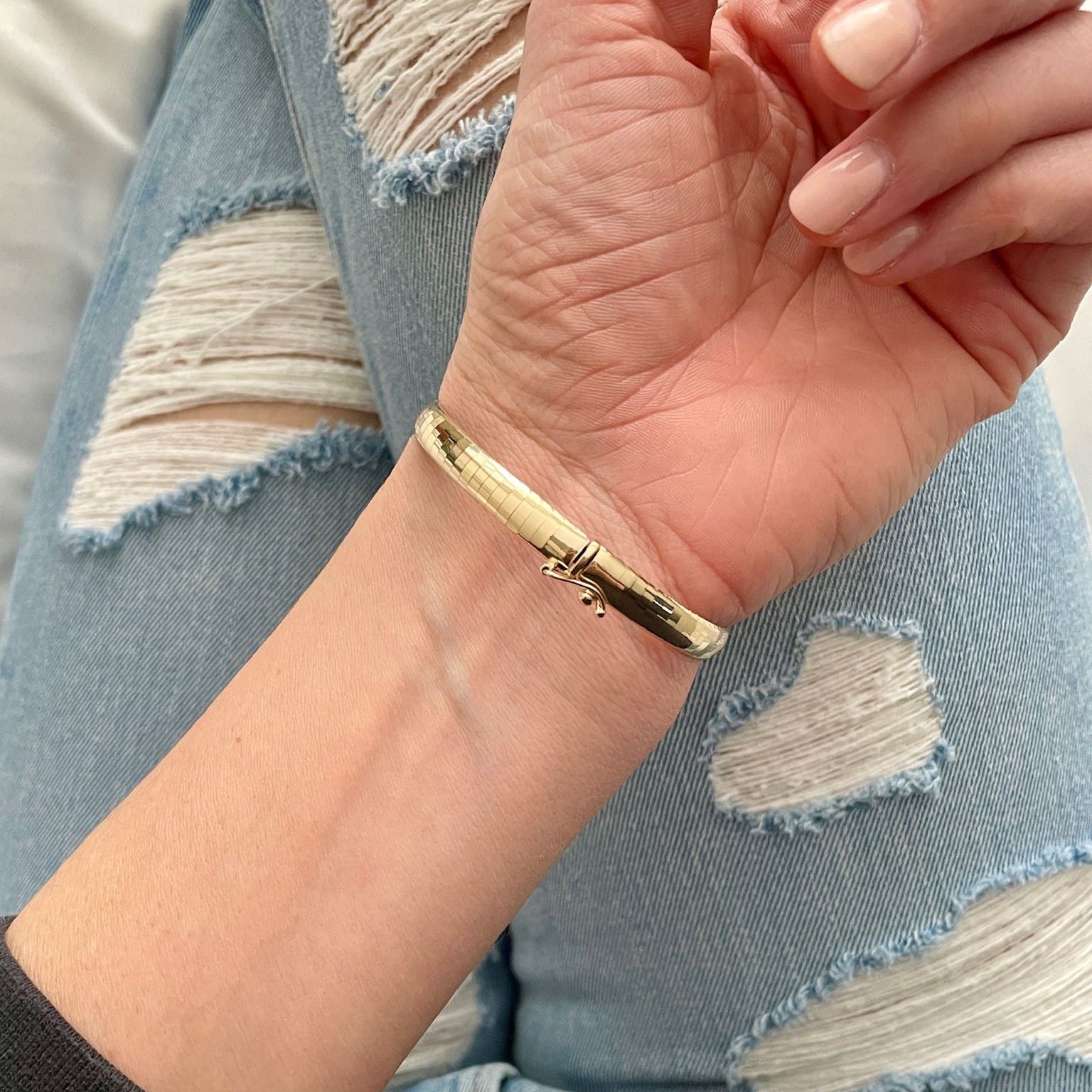 14K Yellow Gold Omega Bracelet – Sleek, Polished, Timeless