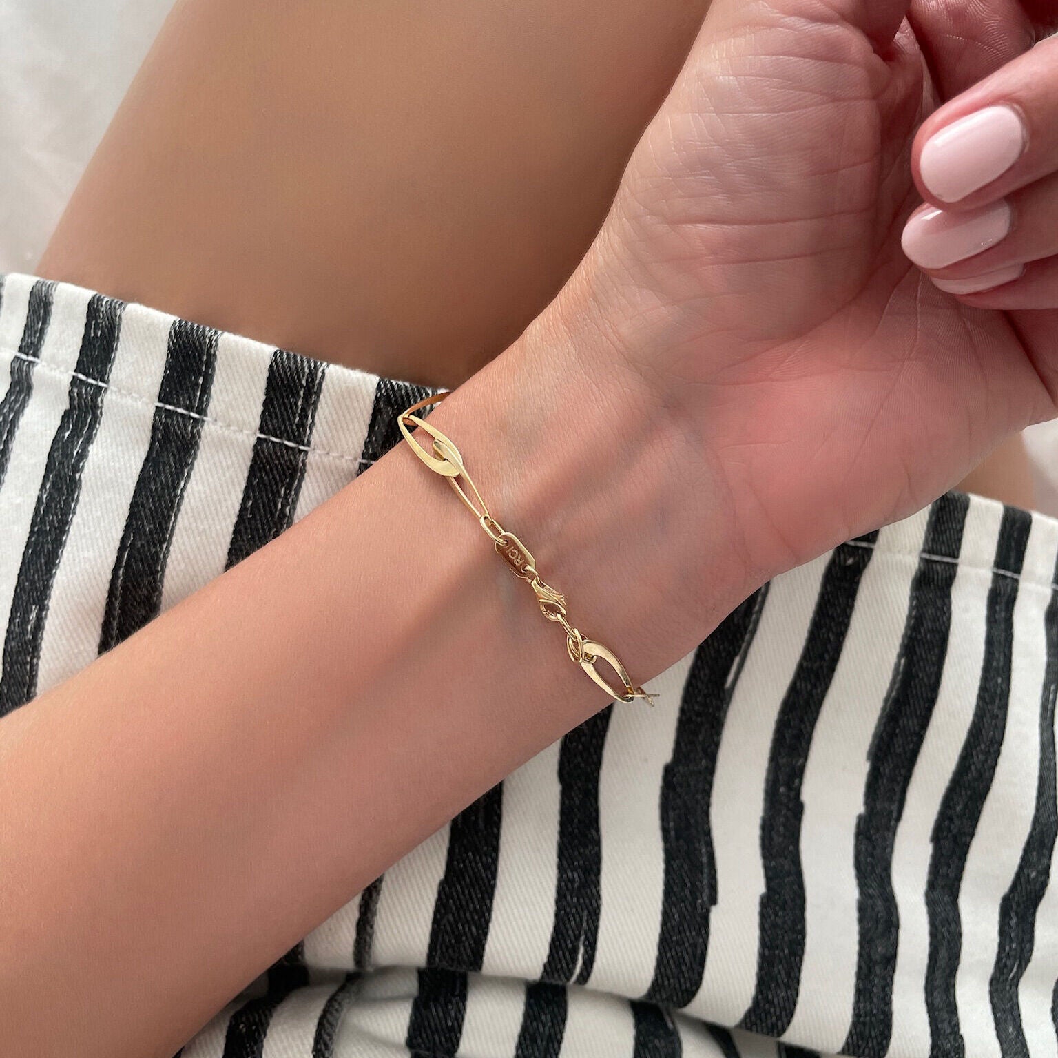 14K Gold Elongated Oval Link Necklace