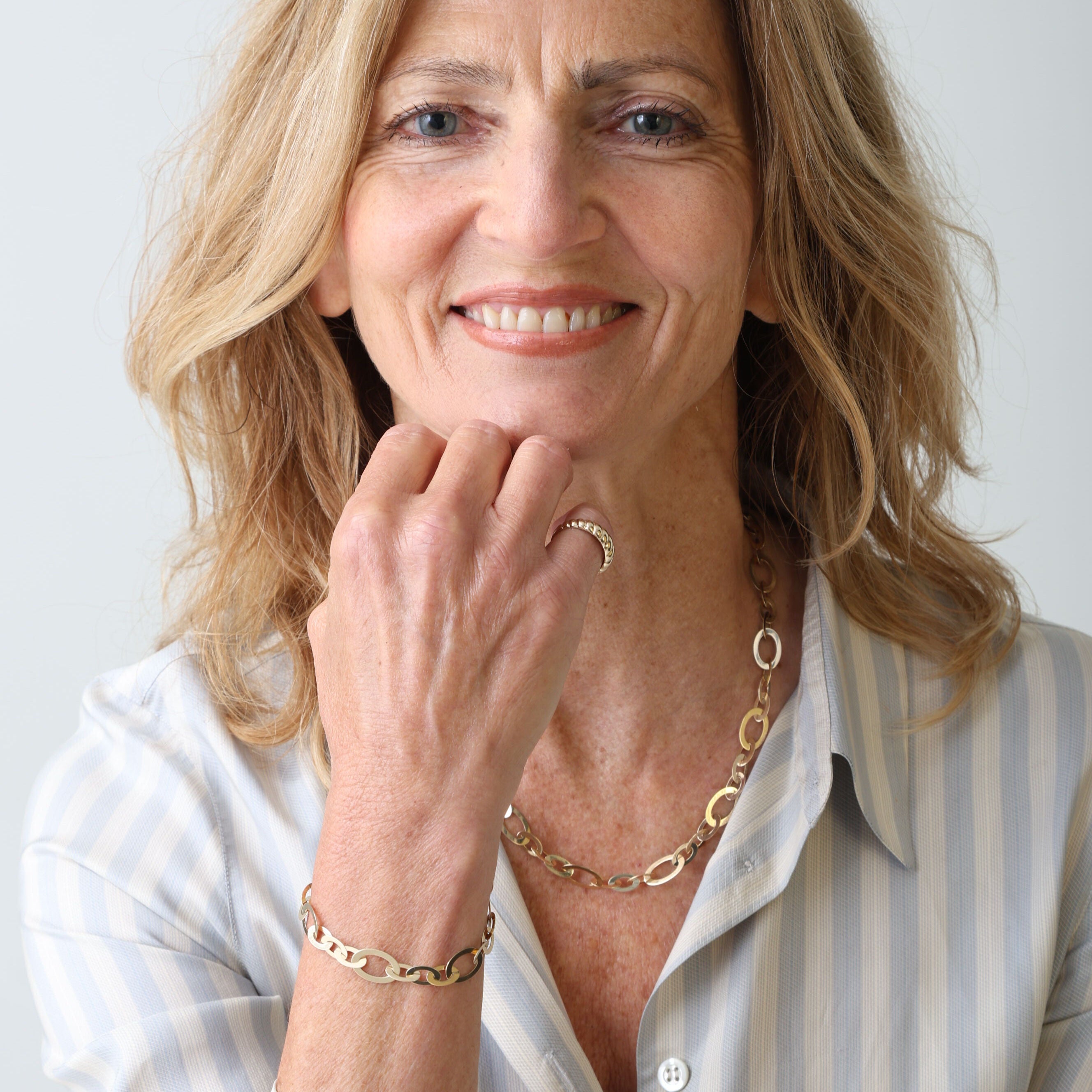 14K Yellow Gold Flat Oval Link Bracelet – Modern, Light, and Versatile