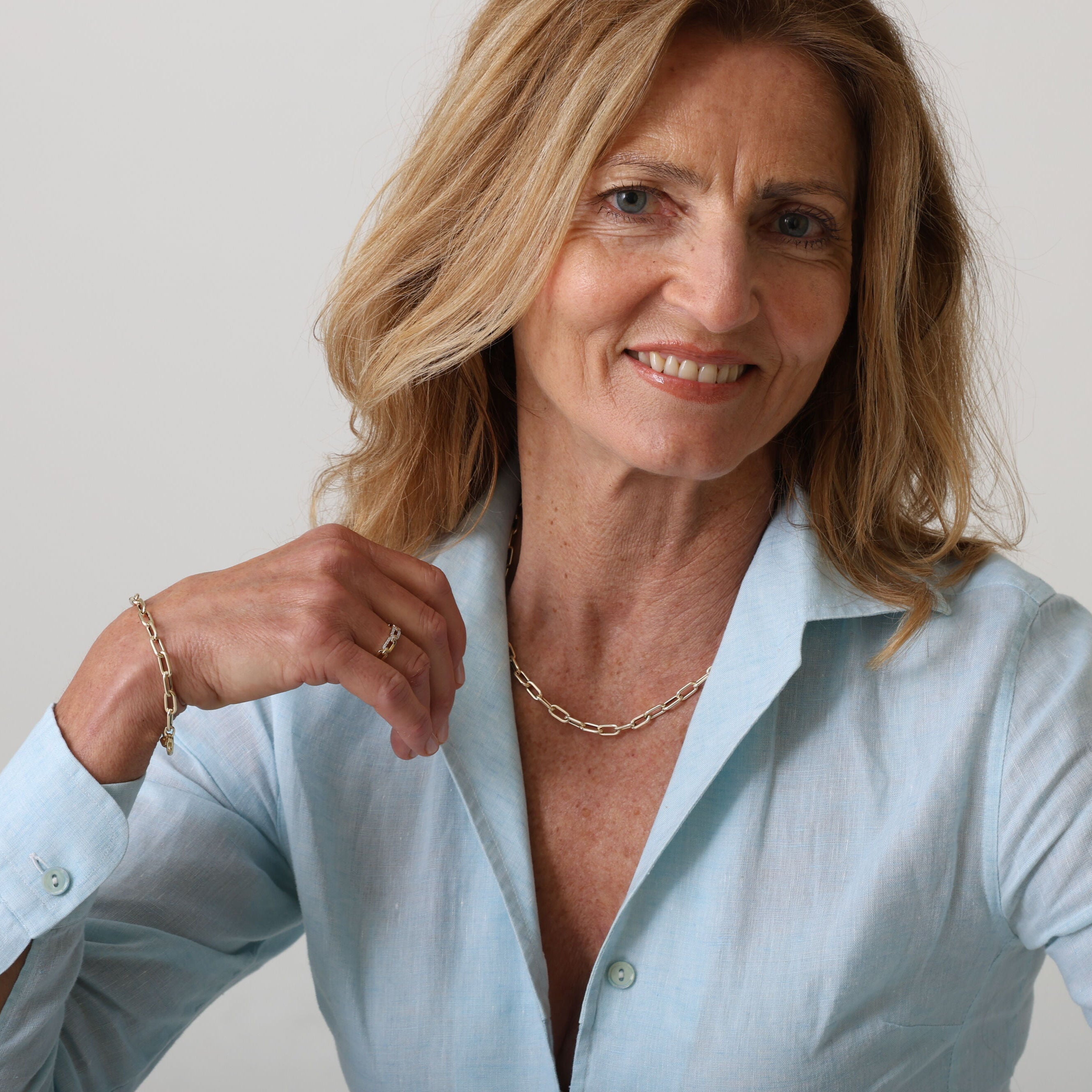 14K Solid Gold Paperclip Link Chain Bracelet with Engravable Charm – Elegant, Lightweight, and Timeless