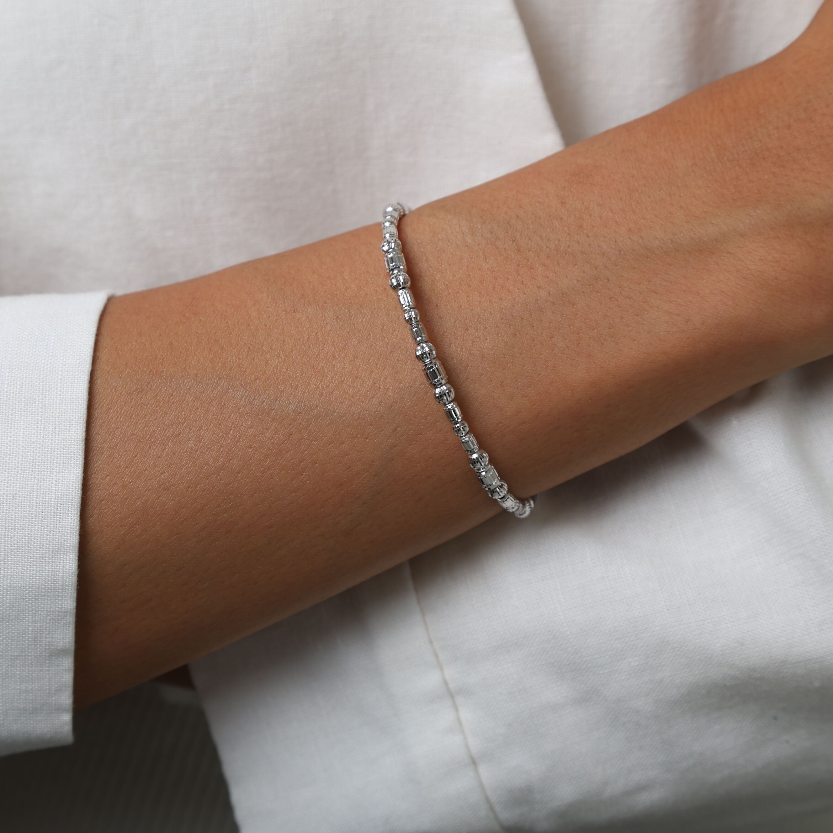 14K White Gold Barrel Bead Bracelet – Elegant and Adjustable Lobster Claw Closure