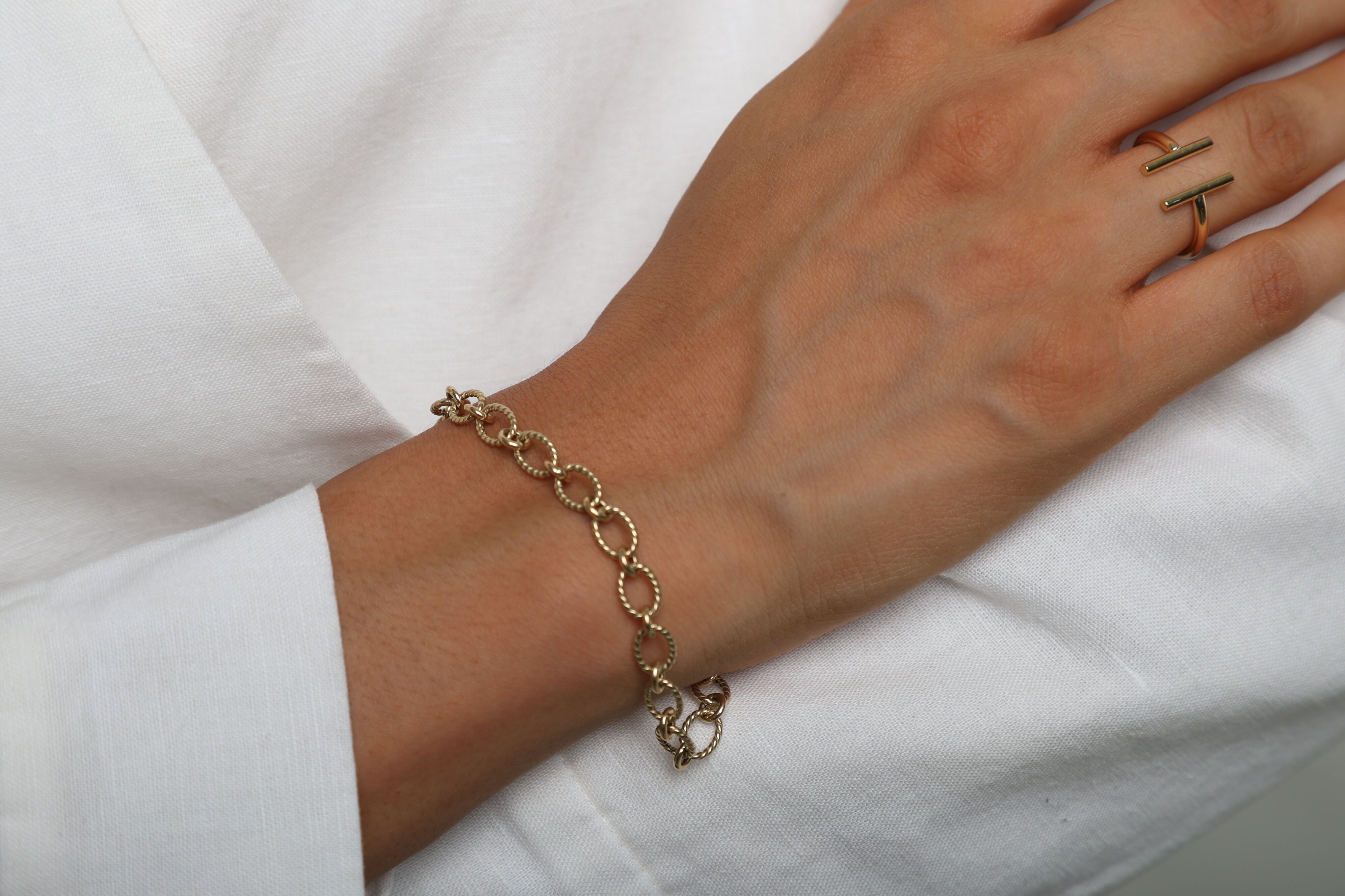 14K Gold Twisted Oval Link Chain Bracelet: 7"- Made In Italy