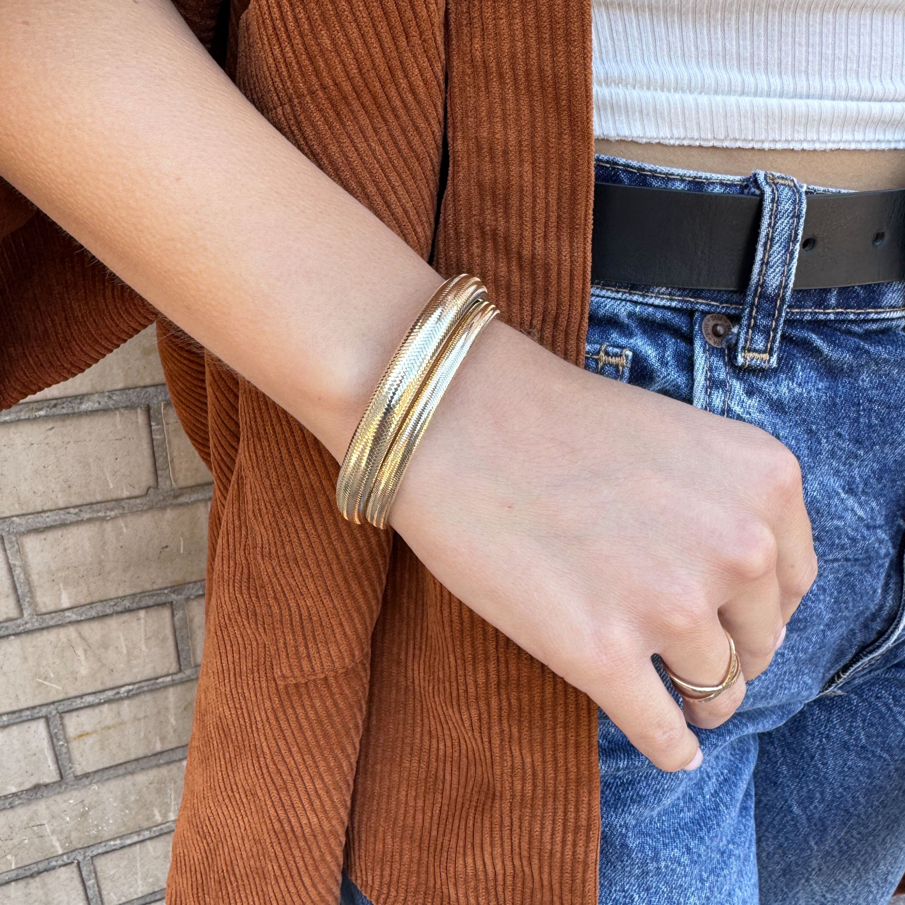 Gold bracelet with smooth stretch design for daily use