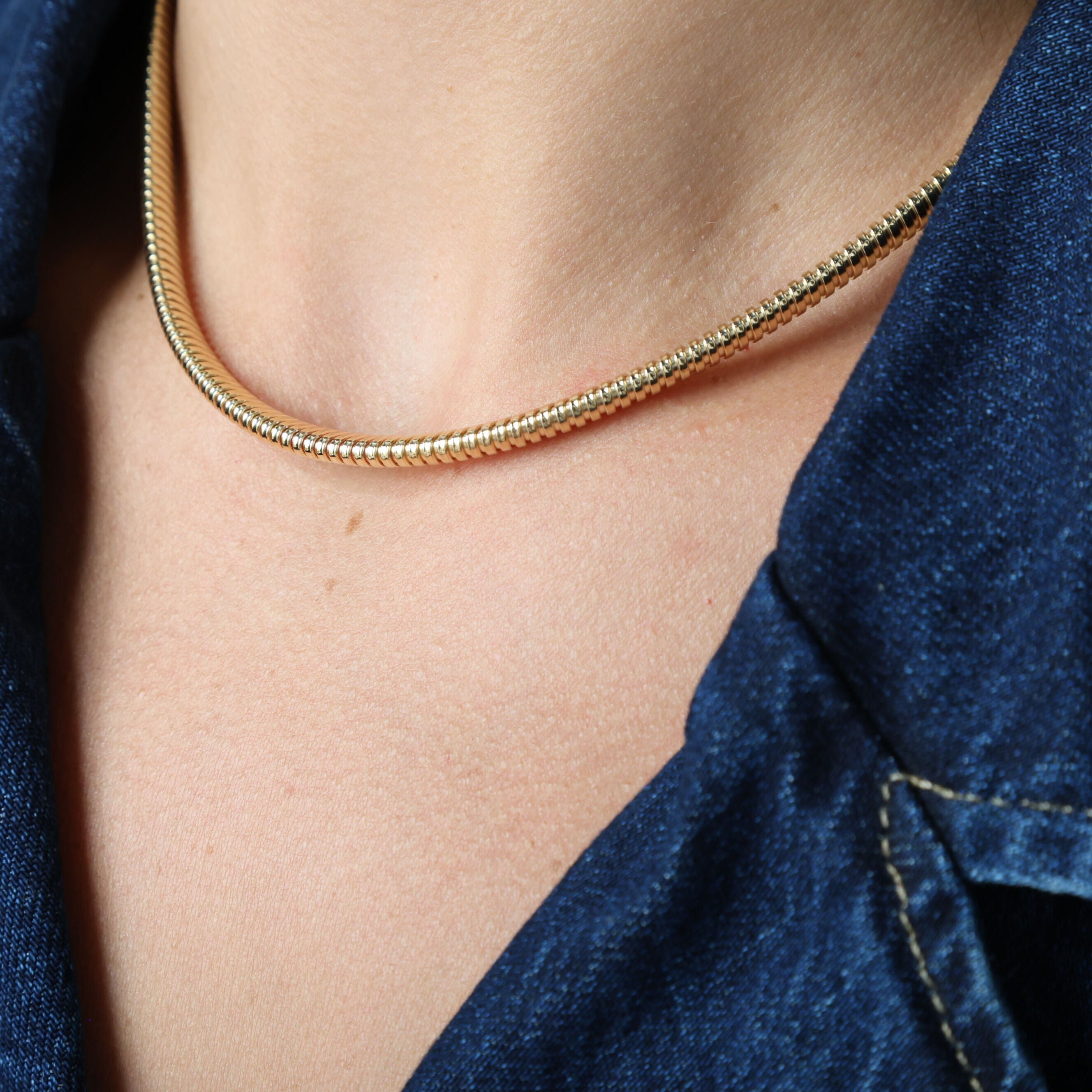 Polished 14K gold Tubogas necklace paired with a chic dressy look, enhancing sophistication and adding a luxurious finishing touch. A beautiful choice for night parties, weddings, and special occasions.