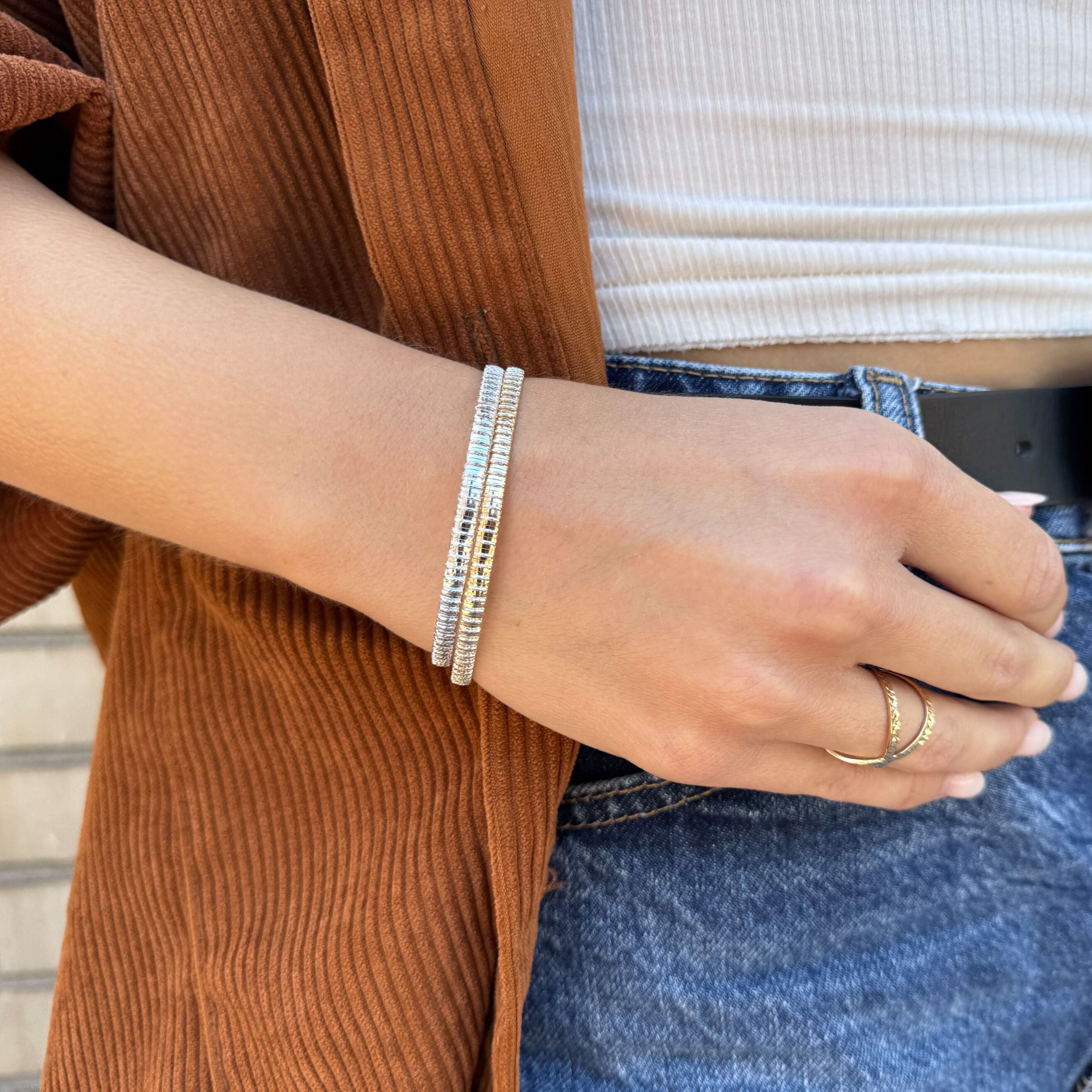 Glitter bracelet with curved links in gold for added brilliance and class.