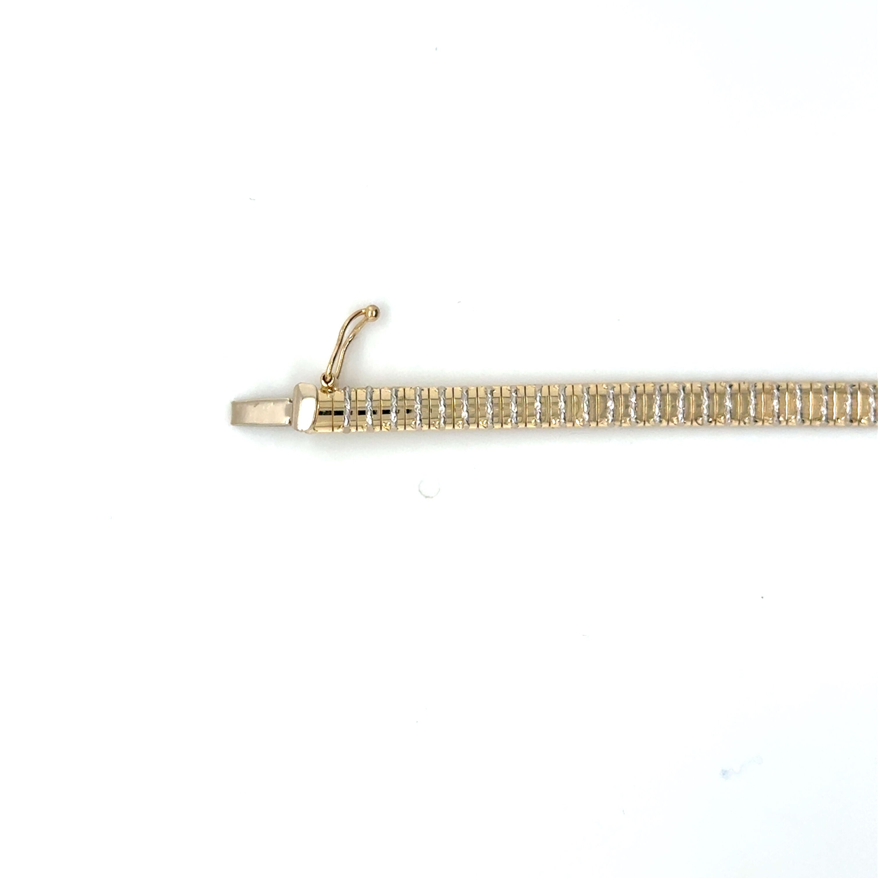 Gold link bracelet with glitter effect, ideal for sparkling style or gifting.