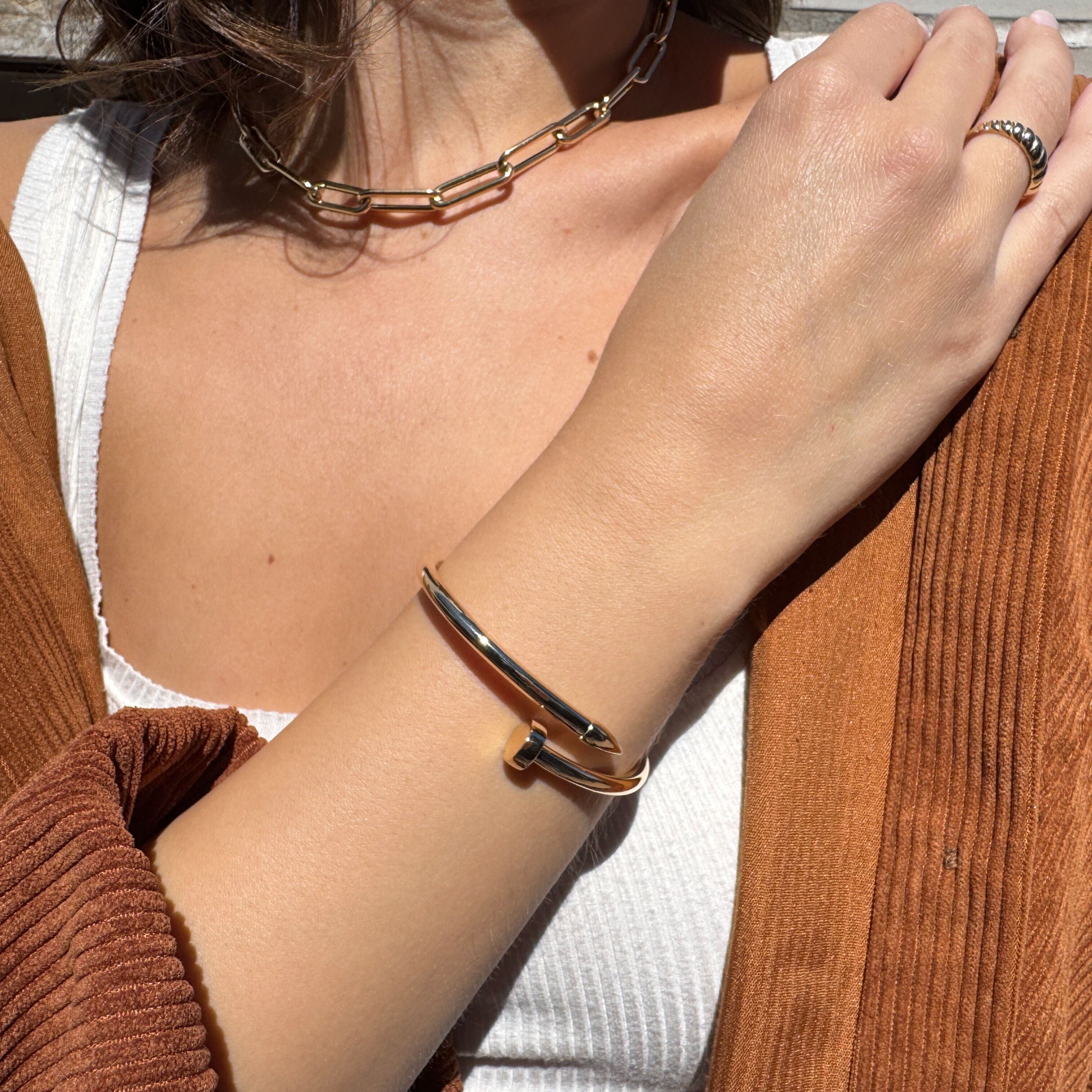Styled with warm layers and city textures, this Real Gold Coiled Bangle radiates sculptural flair, celebrating bold women and fitting as a lasting celebration gift.