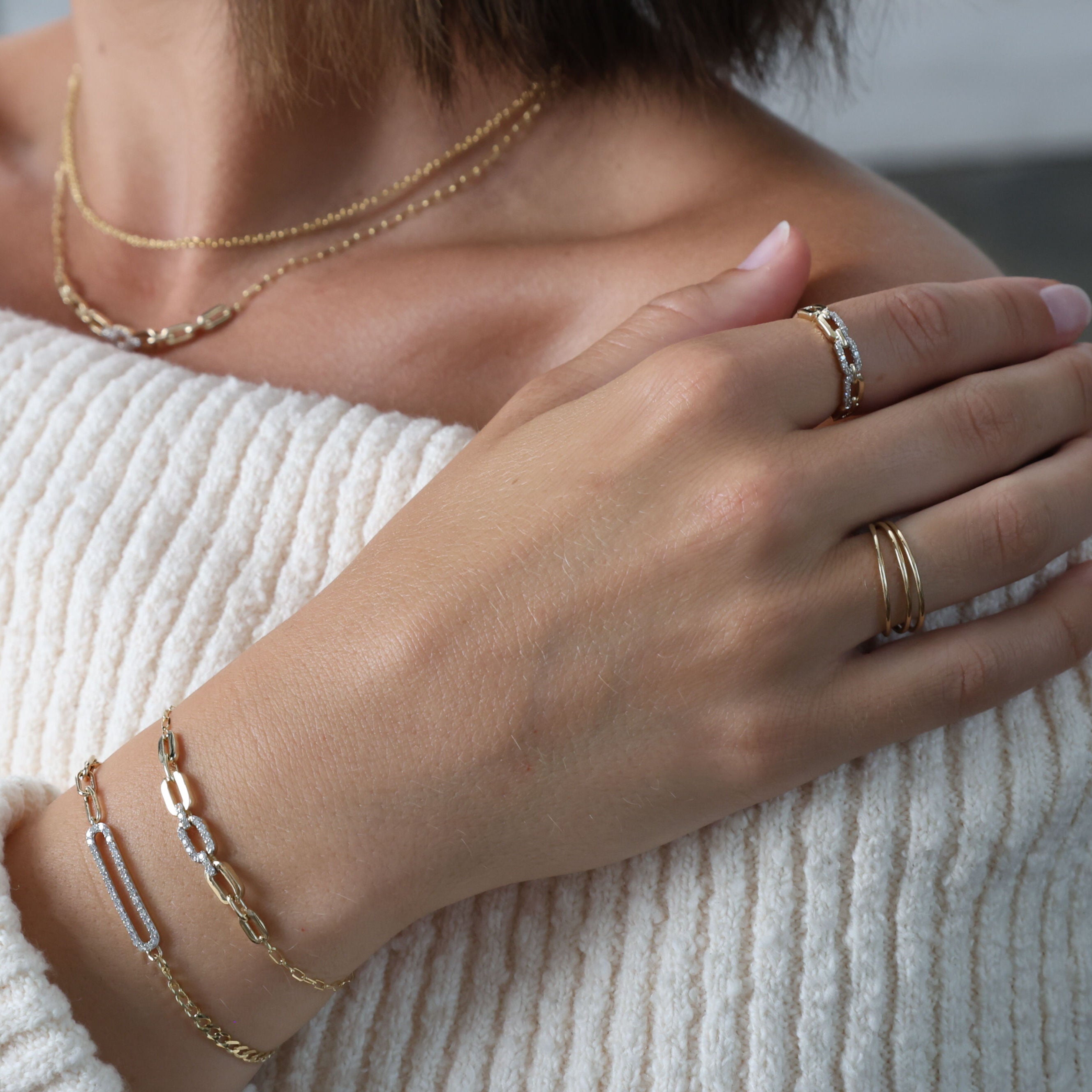 Styled with a cozy sweater, this 14K Yellow Gold Paperclip Link Bracelet offers a refined and timeless touch. Ideal for pairing with both casual and semi-formal attire for a polished finish.