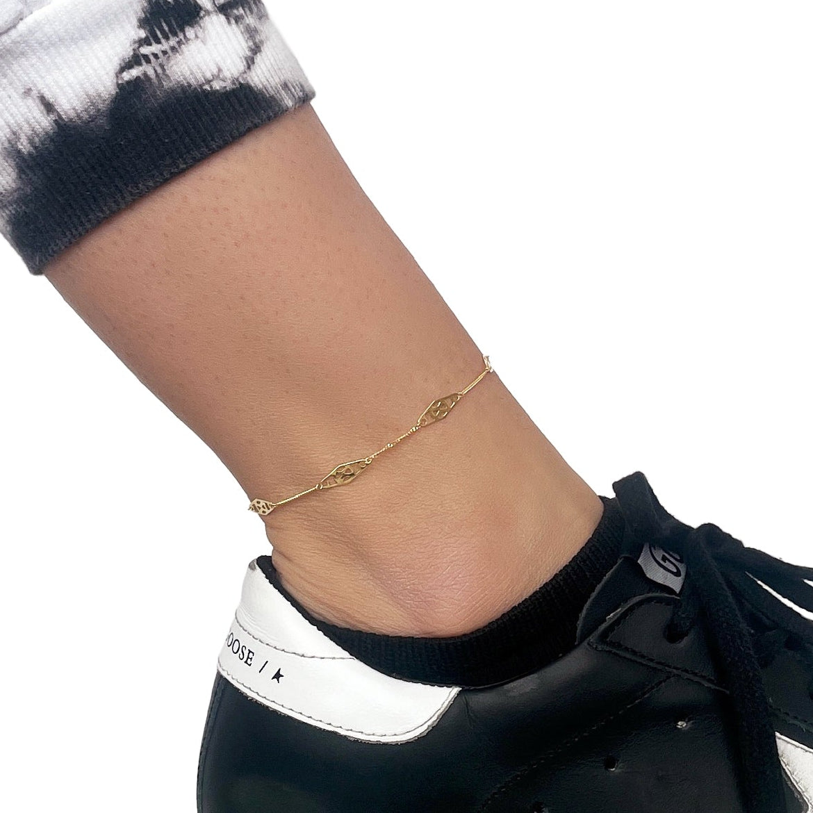 MARQUISE SHAPED LINK ANKLET ON MAODEL