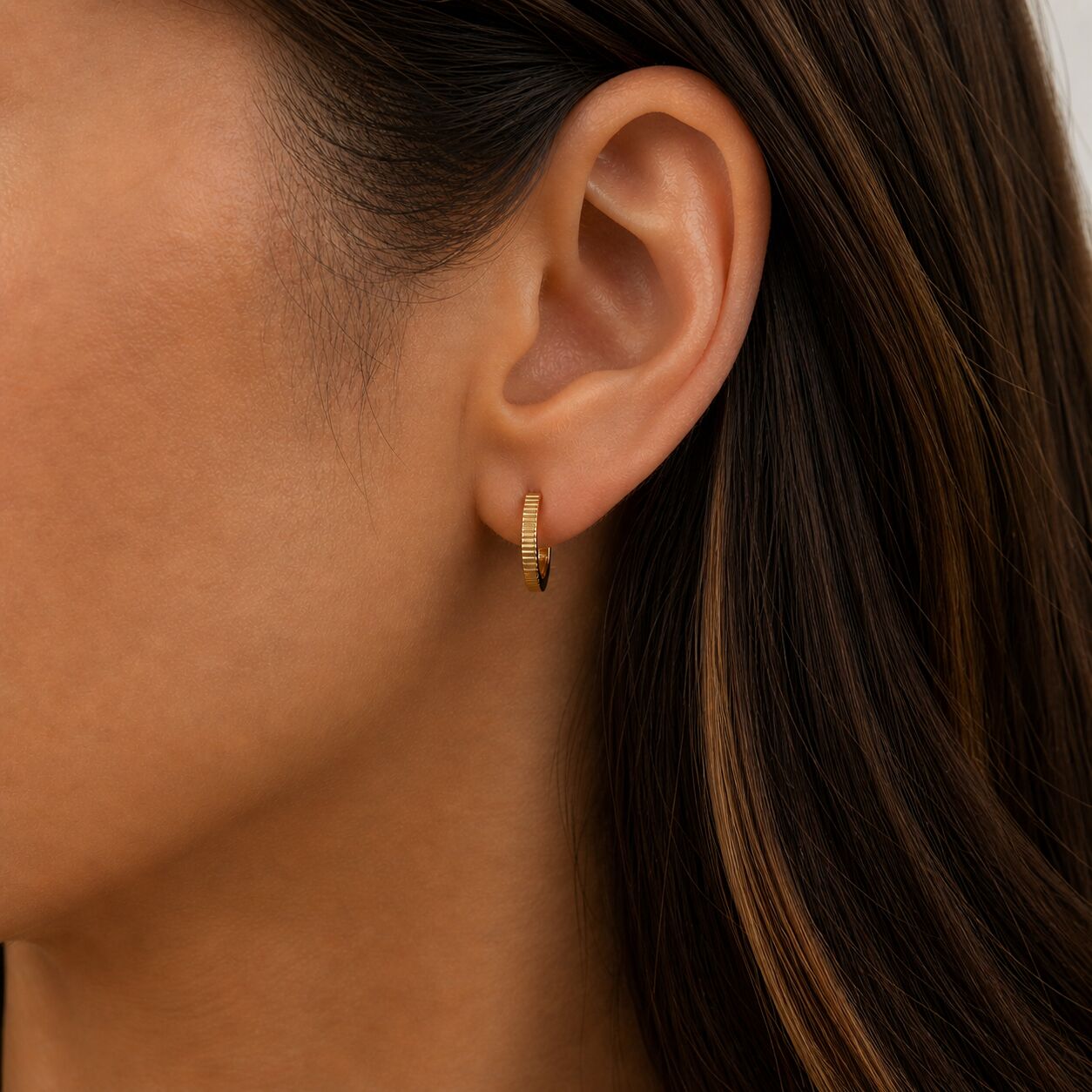 14K Gold 11mm Ribbed Huggie Hoop Earrings