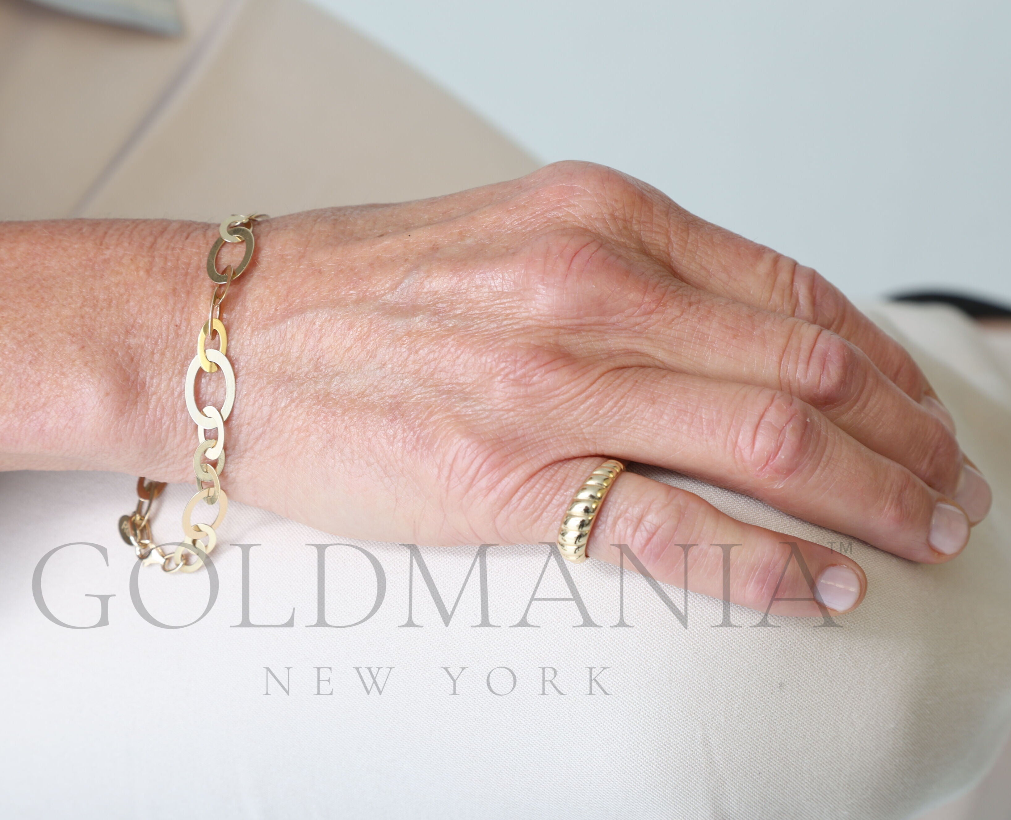 14K Yellow Gold Flat Oval Link Bracelet – Modern, Light, and Versatile