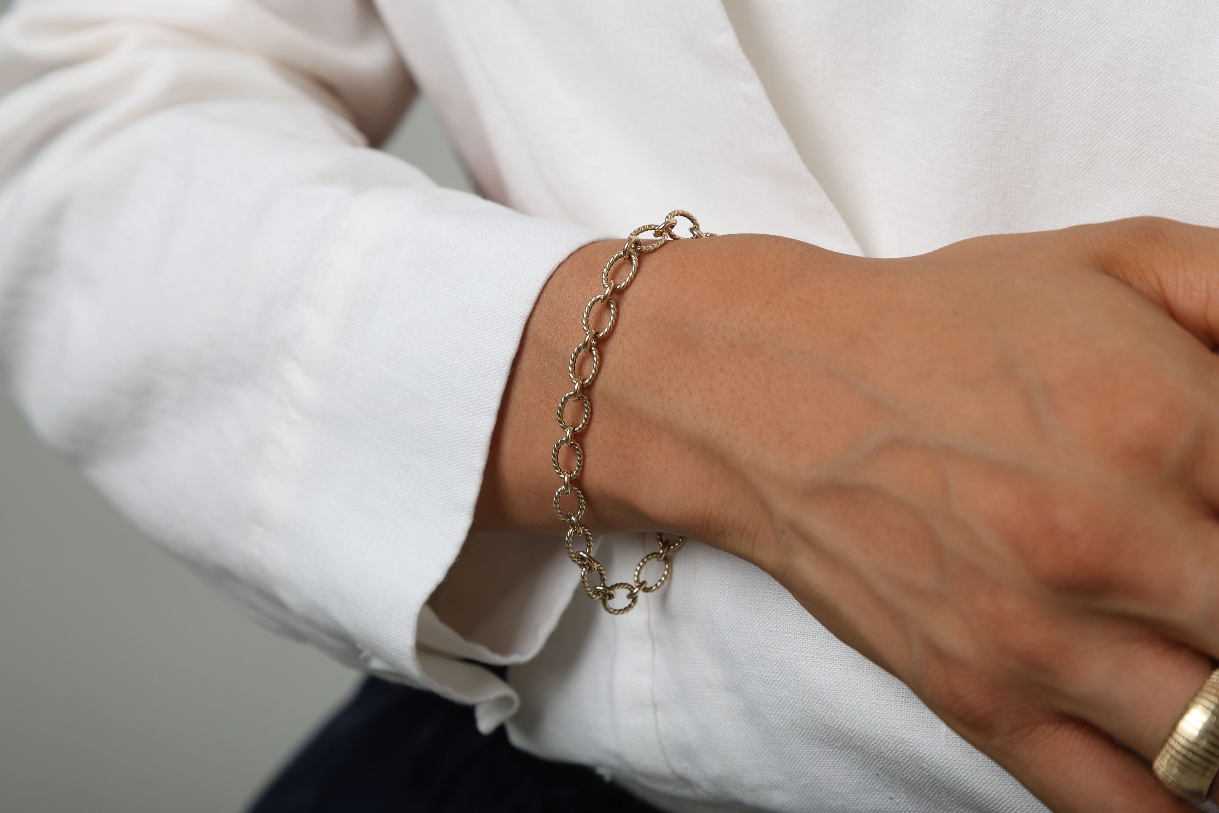 14K Gold Twisted Oval Link Chain Bracelet: 7"- Made In Italy