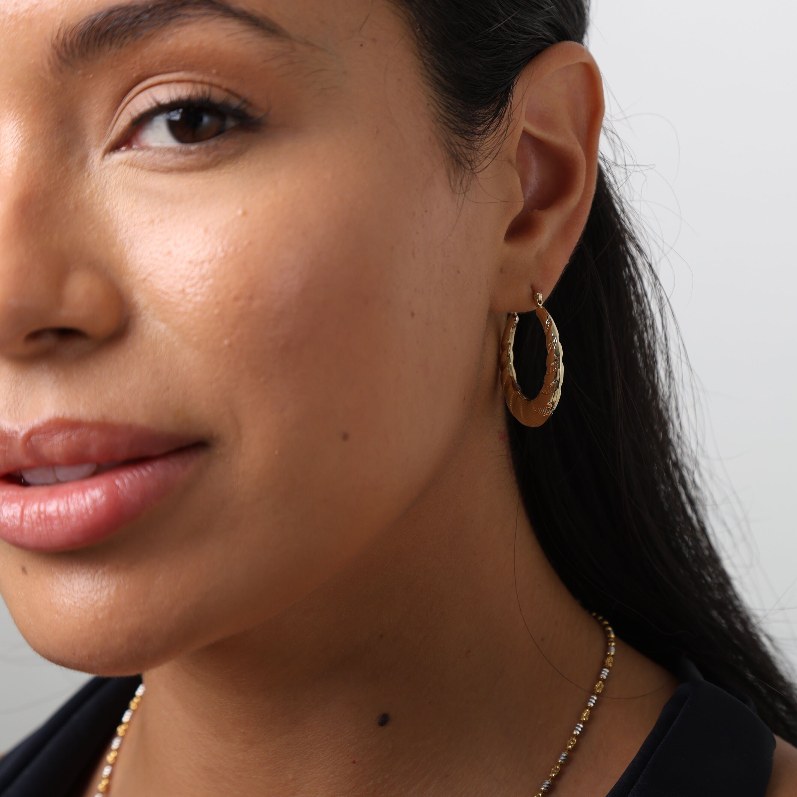 10K Gold Graduated Hoop Earrings: Polished and Textured