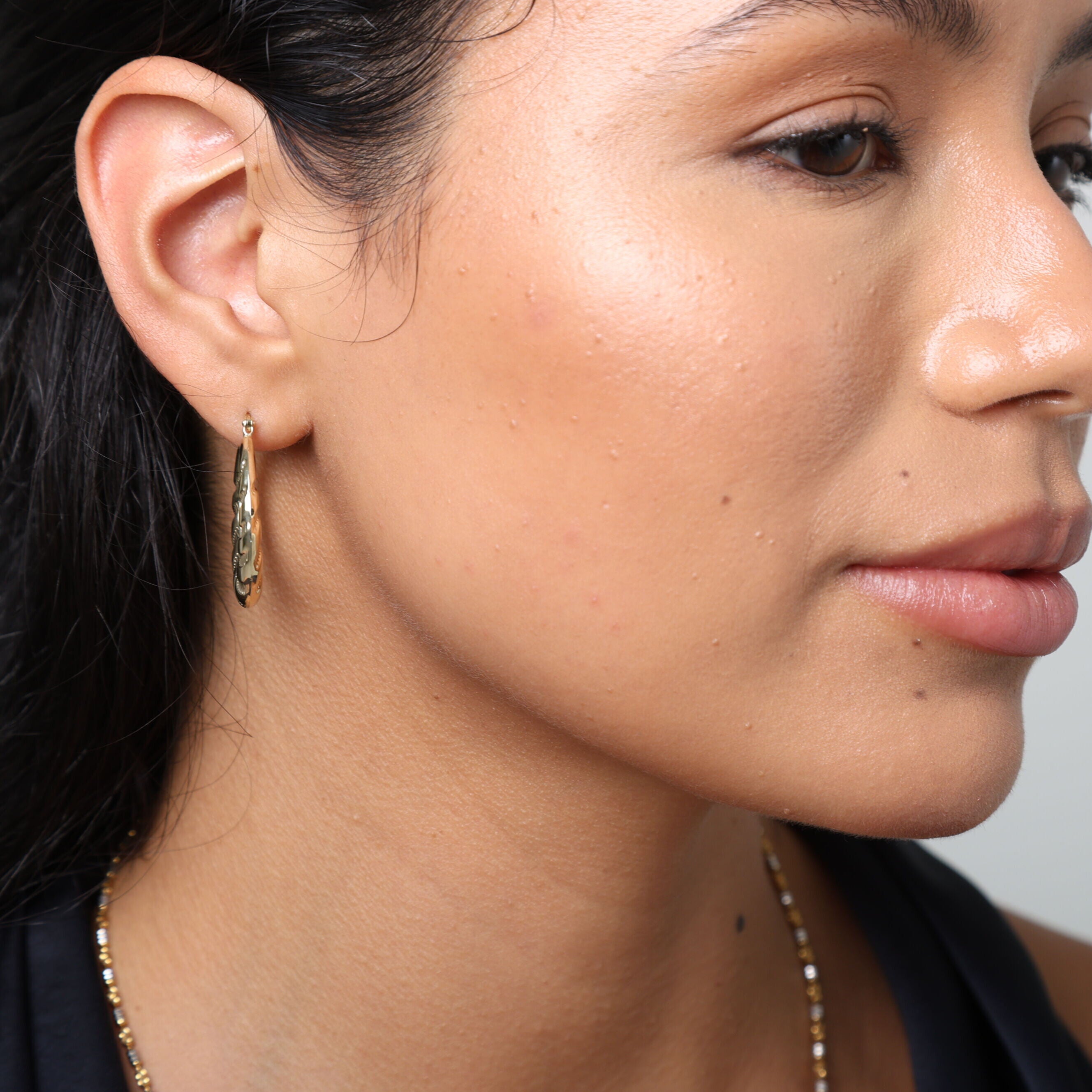 10K Gold Graduated Hoop Earrings: Polished and Textured