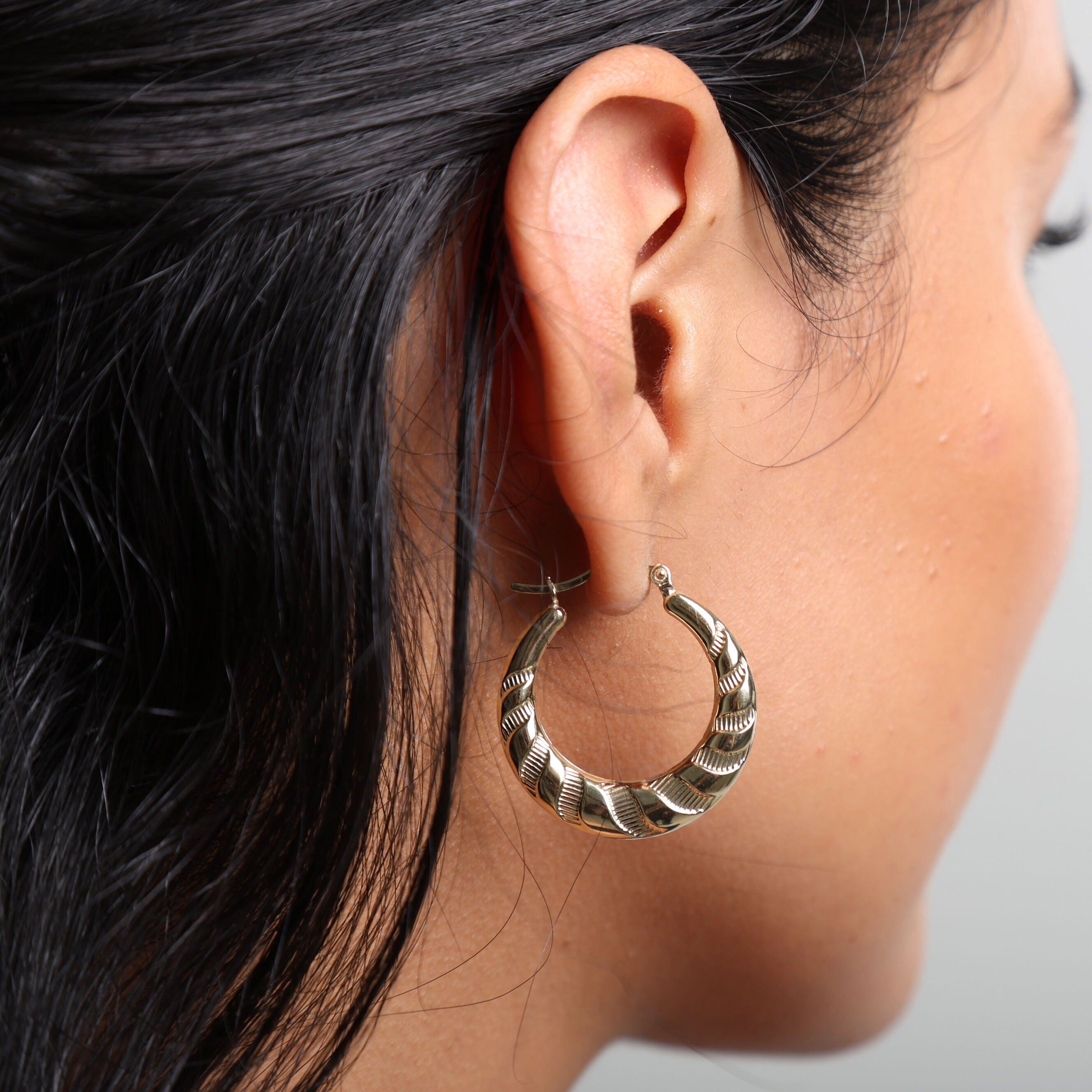 10K Gold Graduated Hoop Earrings: Polished and Textured