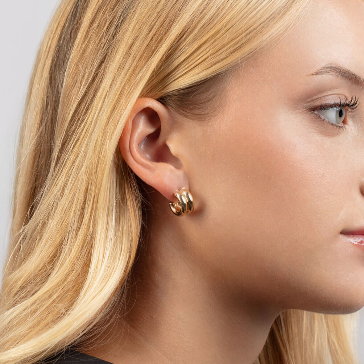 14k Gold Double-Ribbed 11mm Huggie C-Hoop Earrings: