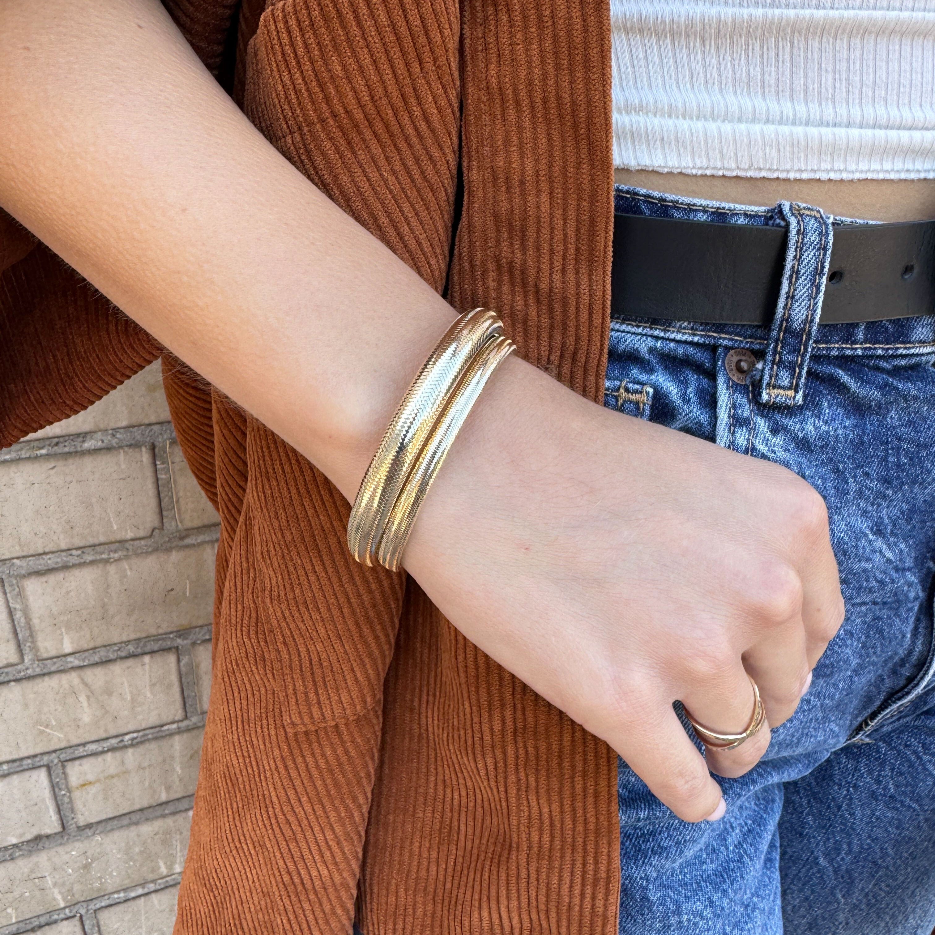 8.8mm gold stretch bangle offering a luxe feel and modern styling comfort.